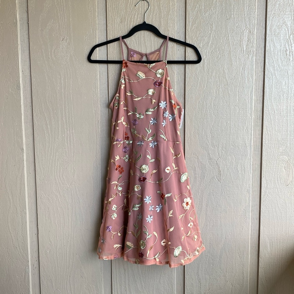 Ivy + Main Mauve Embroidered Dress Short M